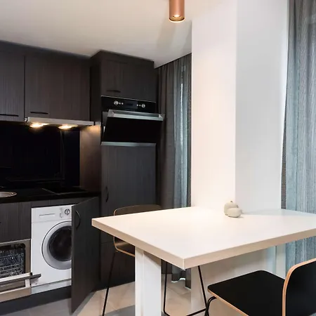Adina Aparthotel 4*